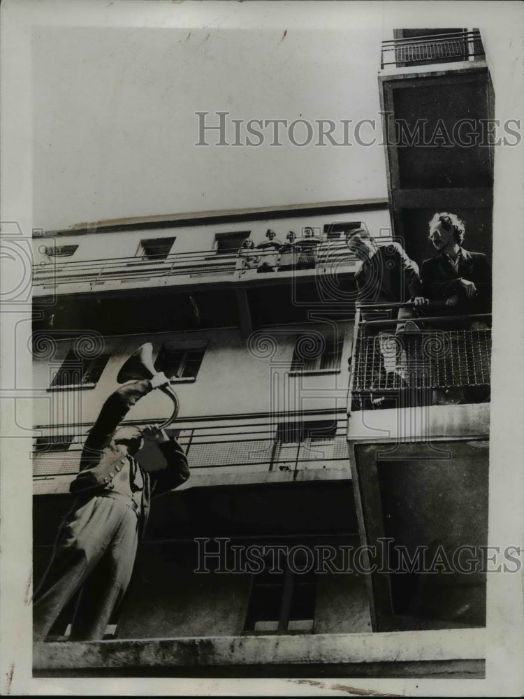 Load image into Gallery viewer, 1934 Press Photo of people in the Bohemian district of Paris waiting for the

