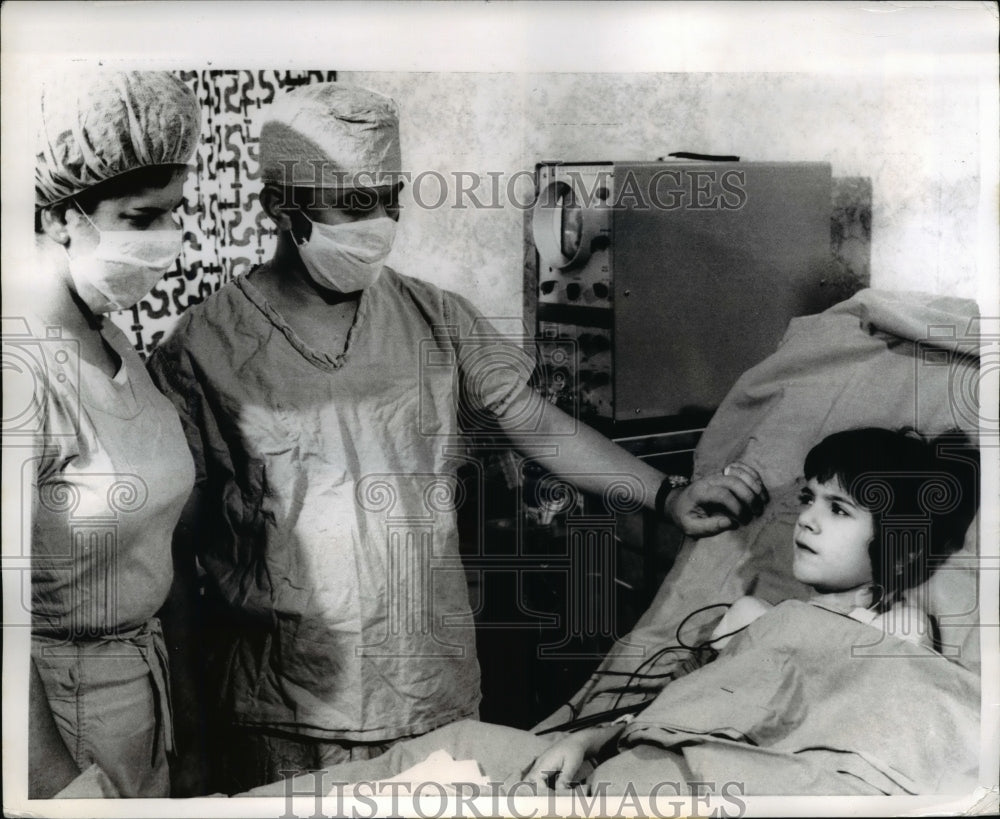 1968 Press Photo Dr. and Mrs. Nick Giannaris visit daughter Maria, heart patient
