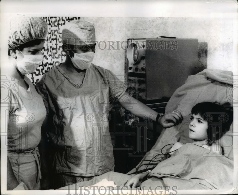 Load image into Gallery viewer, 1968 Press Photo Dr. and Mrs. Nick Giannaris visit daughter Maria, heart patient
