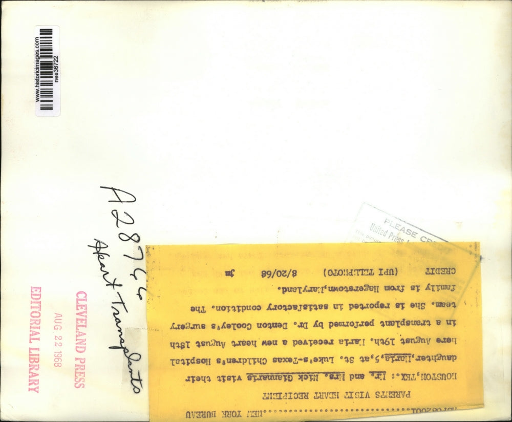 1968 Press Photo Dr. and Mrs. Nick Giannaris visit daughter Maria, heart patient