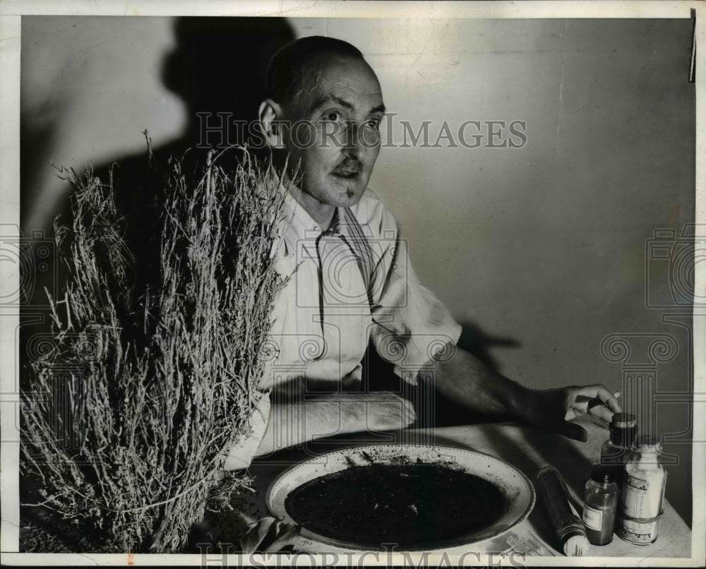 1942 Press Photo Inventor W.D. Hoppie Extracts Quinine from Black Sagebrush