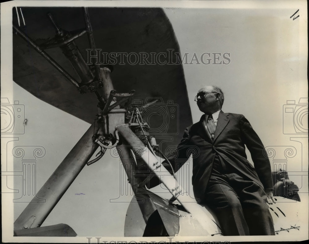 1937 Press Photo Girard Post Derrick Examines Mechanical Parachute - nee36866