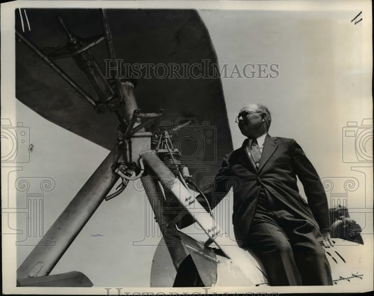 1937 Press Photo Girard Post Derrick Examines Mechanical Parachute - nee36866