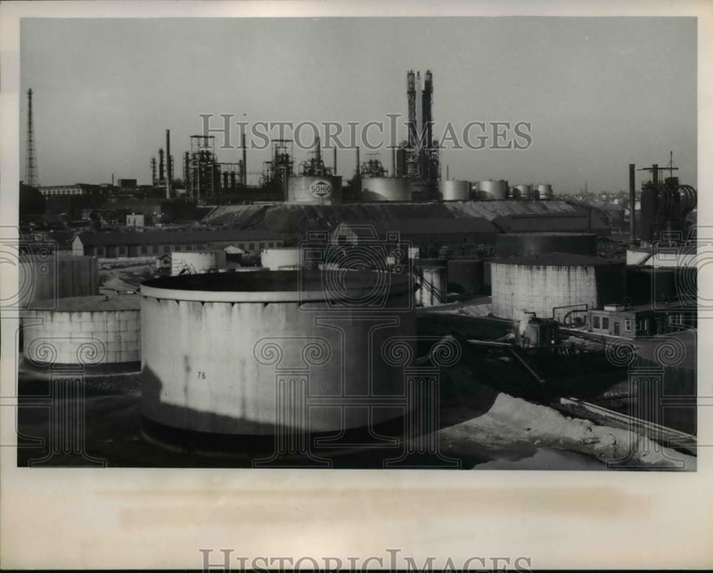 Load image into Gallery viewer, 1952 Press Photo The Sohio Refiner during the oil workers strike
