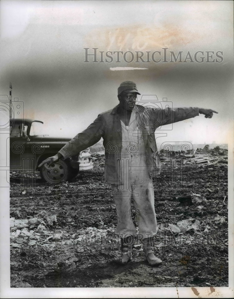 1957 Press Photo Johnny Dunn Supervises Fields - nee36963