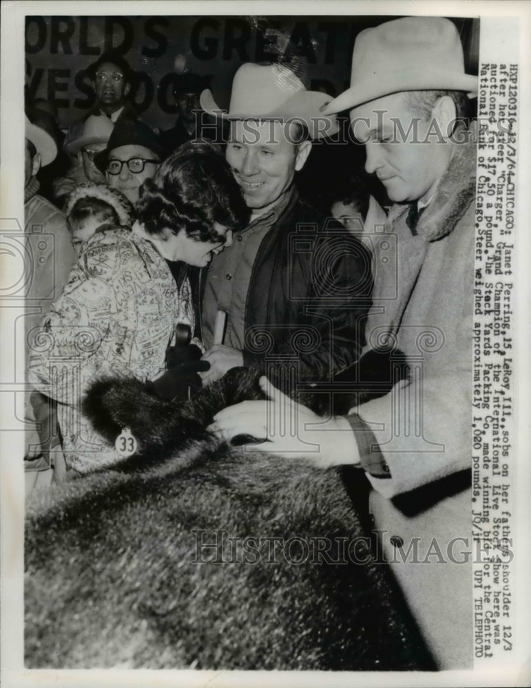1954 Press Photo Janet Perring sobs to her father after her steer was auctioned