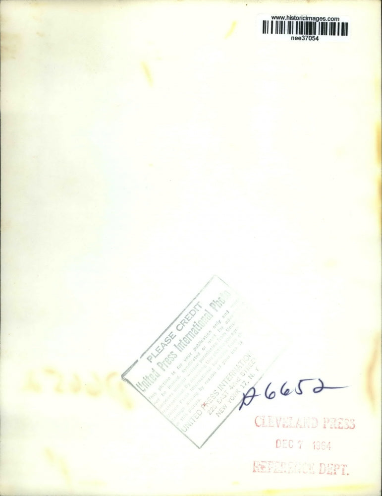 1954 Press Photo Janet Perring sobs to her father after her steer was auctioned