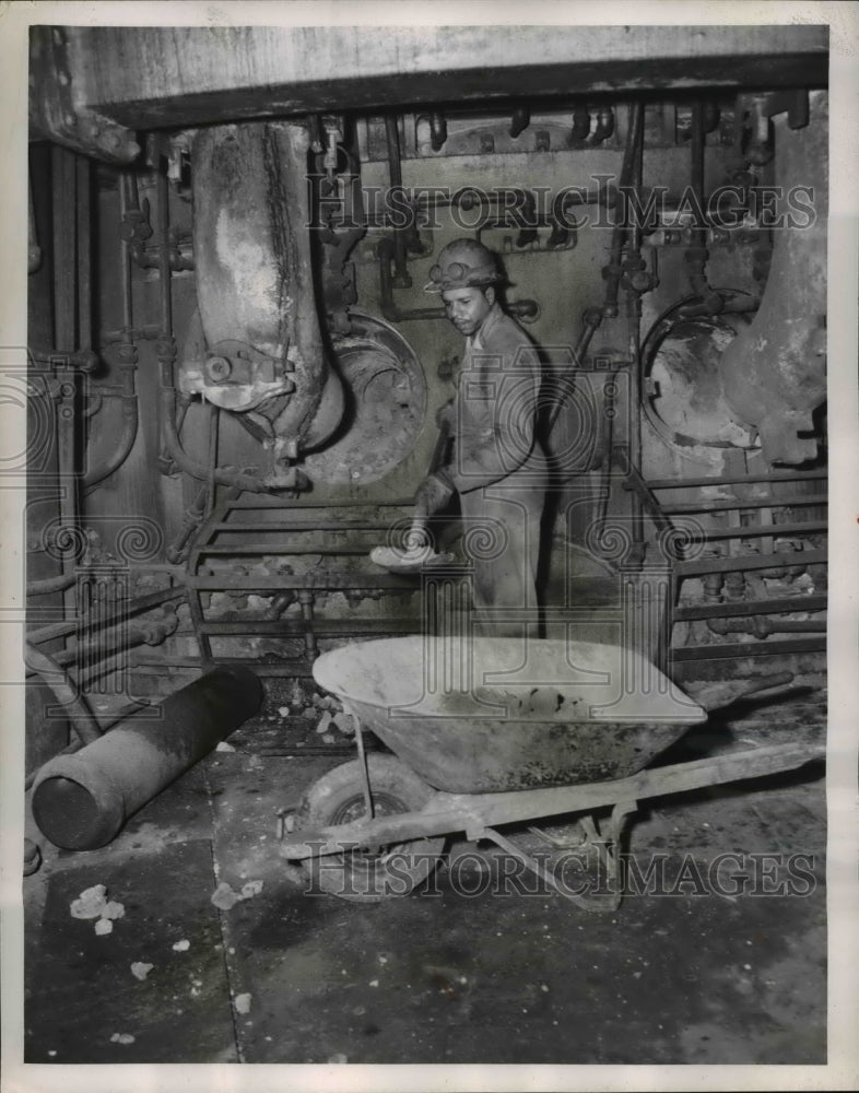 1952 Press Photo American Steel & Wire Company Worker is Cleaning Coke & Slag Up