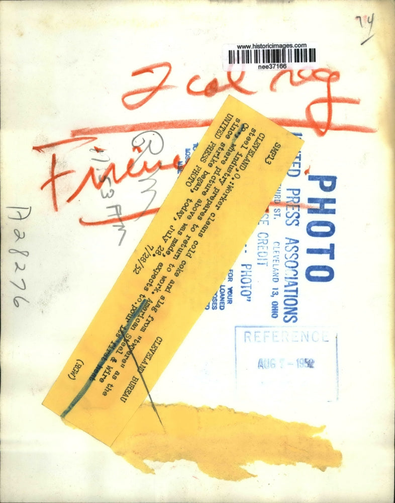 1952 Press Photo American Steel & Wire Company Worker is Cleaning Coke & Slag Up