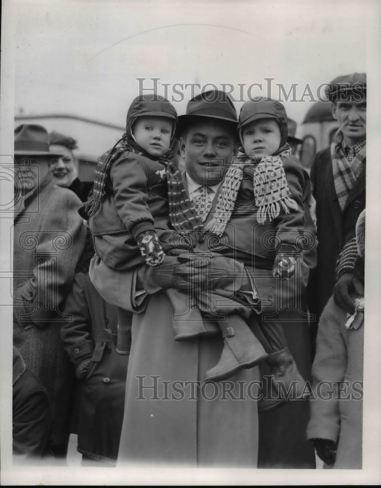 Load image into Gallery viewer, 1953 Press Photo Man Holding Children to Watch Cleveland Press Christmas Parade
