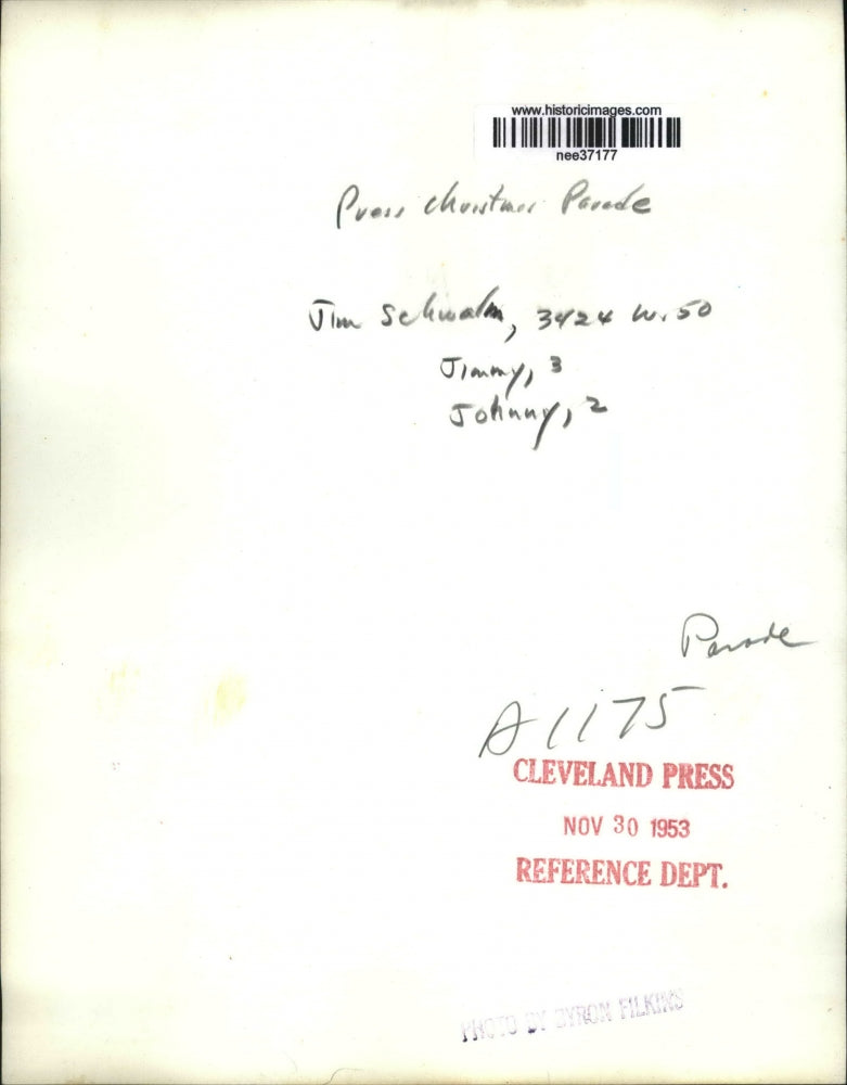 1953 Press Photo Man Holding Children to Watch Cleveland Press Christmas Parade