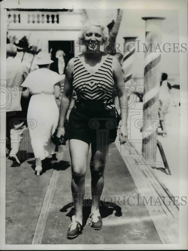 Load image into Gallery viewer, 1936 Press Photo Mrs Lillian Cleveland in Her Swimsuit in Miami Beach
