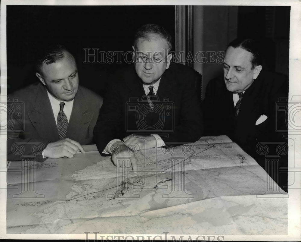 1941 Press Photo Oil Officials Fred Van Covern, Harold Ickes, W.R. Boyd Jr.
