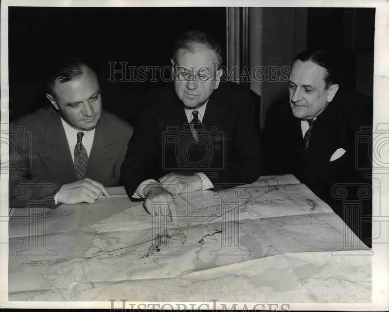 Load image into Gallery viewer, 1941 Press Photo Oil Officials Fred Van Covern, Harold Ickes, W.R. Boyd Jr.
