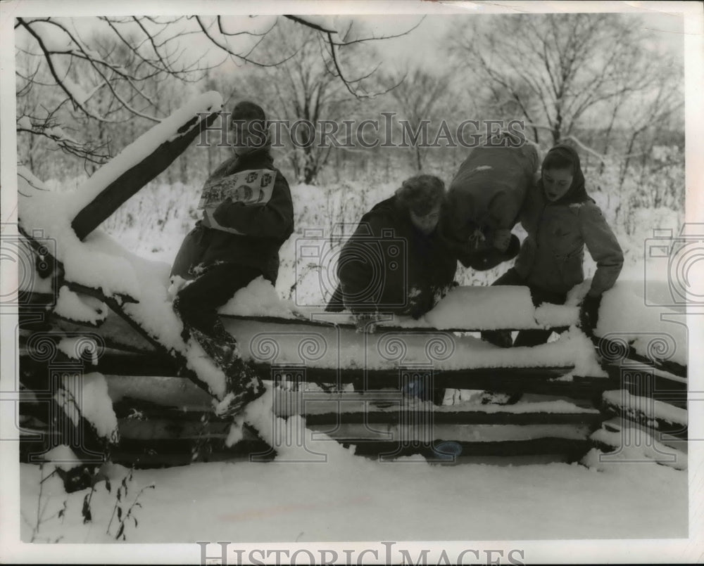 1953 Press Photo Mary Bingham, Madge Erf, and Mary Beth Jamieson