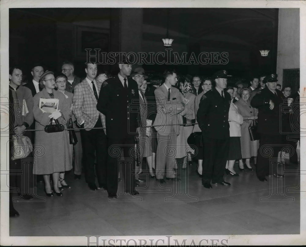 1956 Press Photo Crowds Waiting for Eisenhower at Terminal in Cleveland