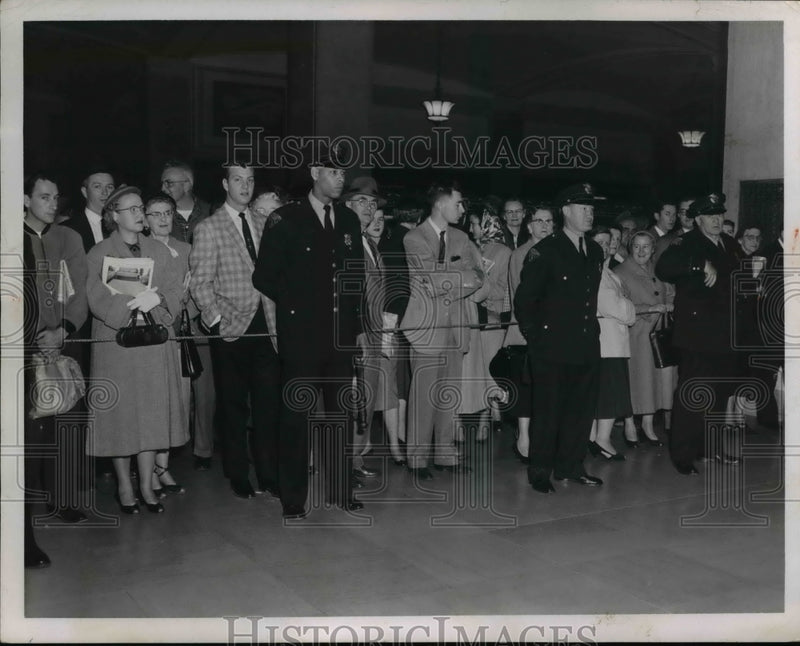 Load image into Gallery viewer, 1956 Press Photo Crowds Waiting for Eisenhower at Terminal in Cleveland
