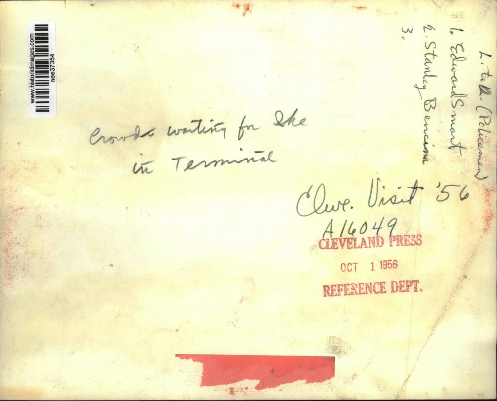 1956 Press Photo Crowds Waiting for Eisenhower at Terminal in Cleveland