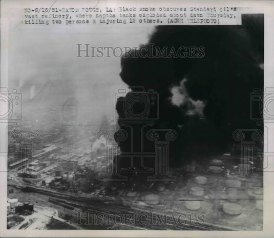 1951 Press Photo Black smoke obscures Standard Oil's vast refinery - nee37380
