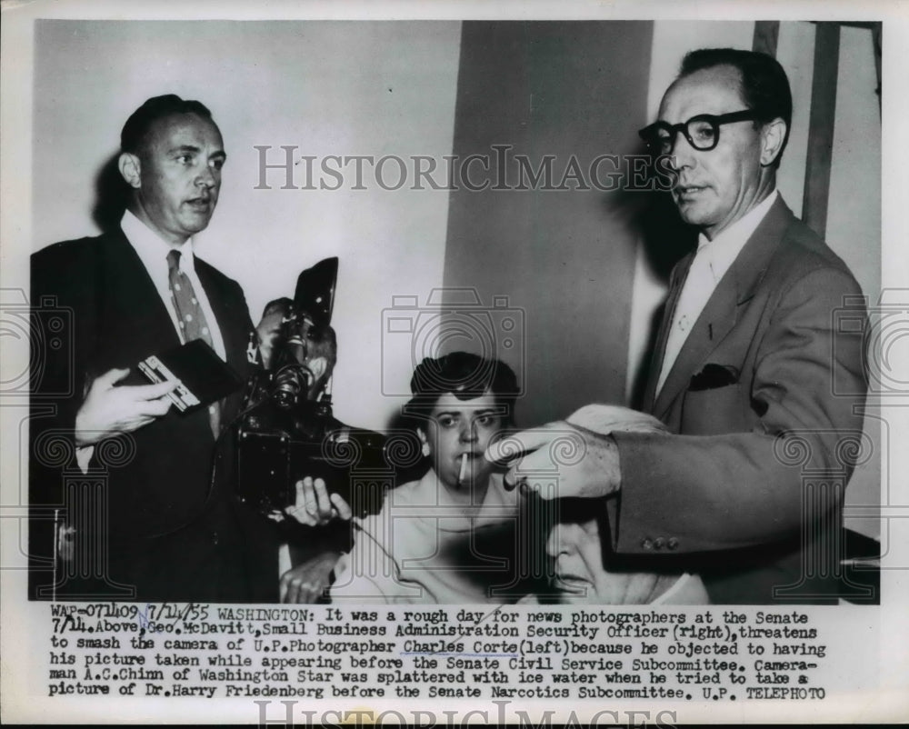 1955 Press Photo Sec McDavitt threatens Charles Corte to smash his camera, WA