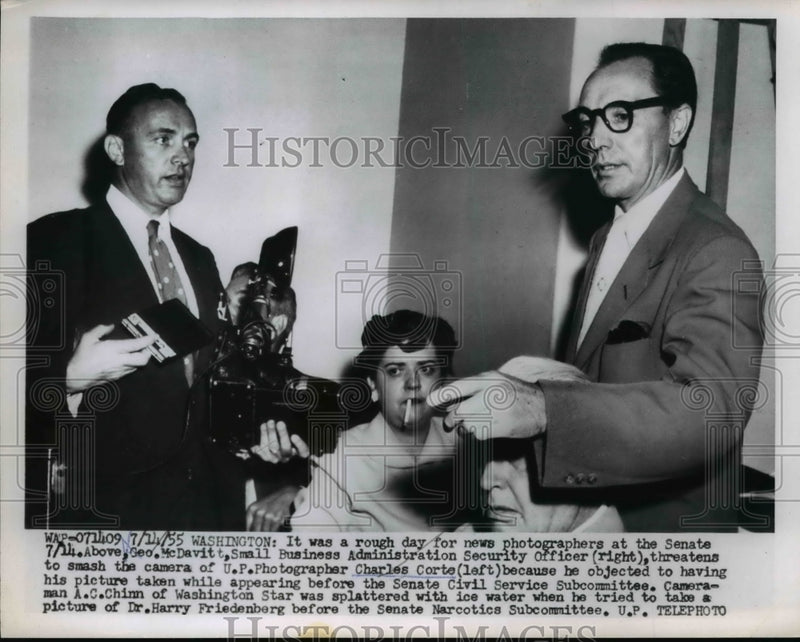 Load image into Gallery viewer, 1955 Press Photo Sec McDavitt threatens Charles Corte to smash his camera, WA
