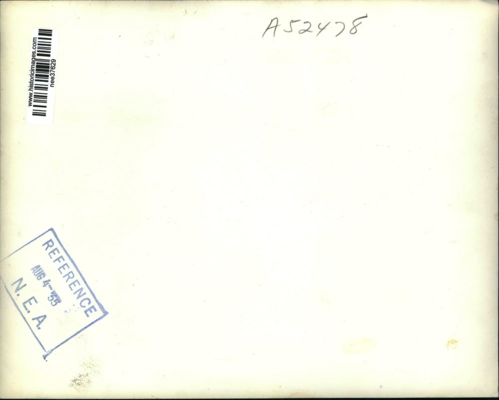 1955 Press Photo Sec McDavitt threatens Charles Corte to smash his camera, WA