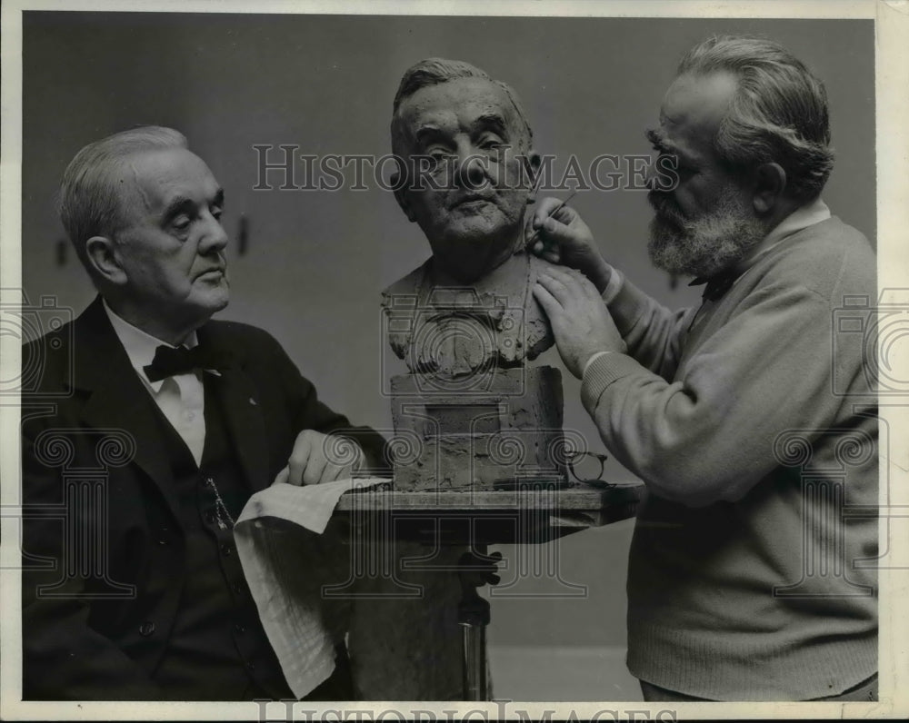 1942 Press Photo Sen George Norris poses for Famous Sculptor Jo Davidson, WA