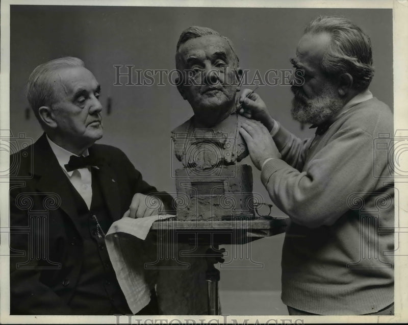 Load image into Gallery viewer, 1942 Press Photo Sen George Norris poses for Famous Sculptor Jo Davidson, WA
