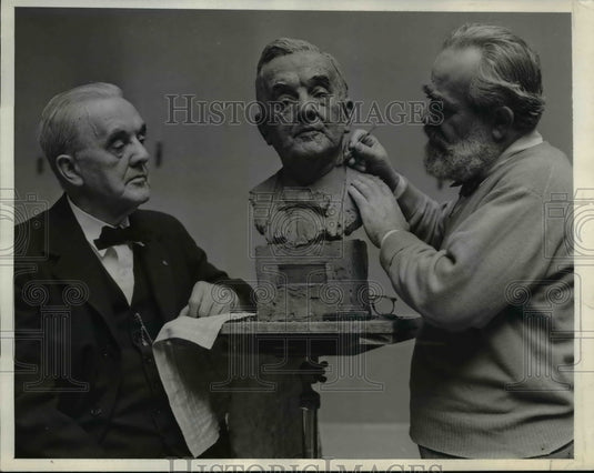 1942 Press Photo Sen George Norris poses for Famous Sculptor Jo Davidson, WA