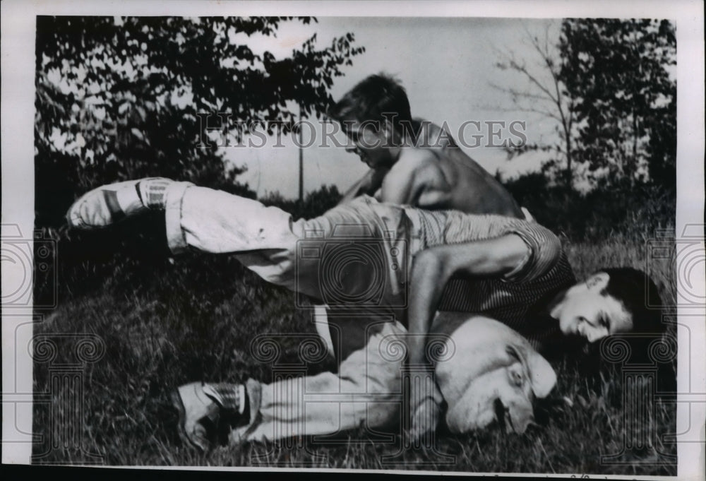 1955 Press Photo The teenagers staged a Western style roudup with the hogs