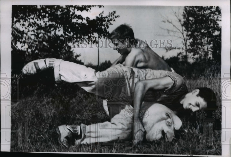Load image into Gallery viewer, 1955 Press Photo The teenagers staged a Western style roudup with the hogs
