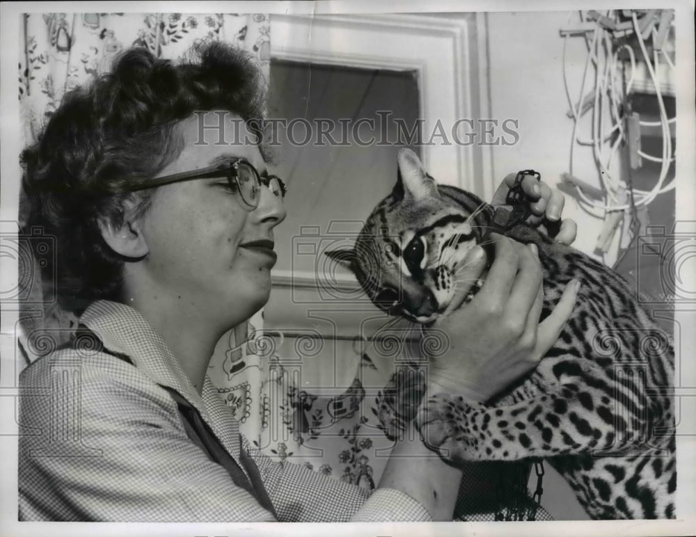 1957 Press Photo Mrs Helen Smith & Tanya Her Ocelot San Fancisco - nee37745