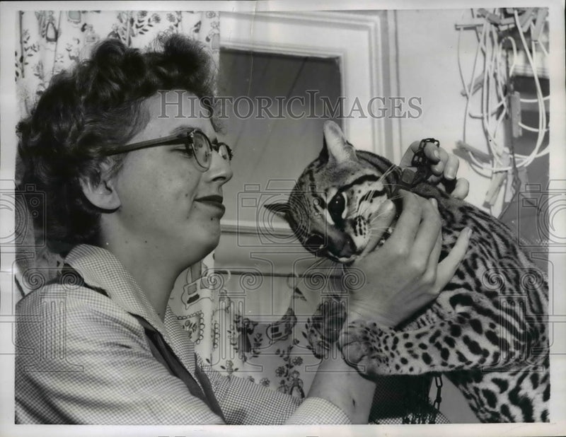 Load image into Gallery viewer, 1957 Press Photo Mrs Helen Smith &amp; Tanya Her Ocelot San Fancisco - nee37745
