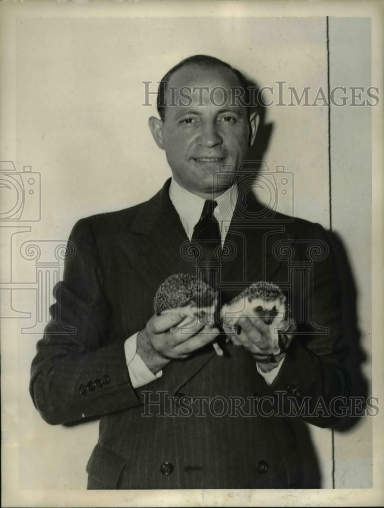 Load image into Gallery viewer, 1937 Press Photo R J Lerow with tropical porcupines presented to Pres. Roosevelt
