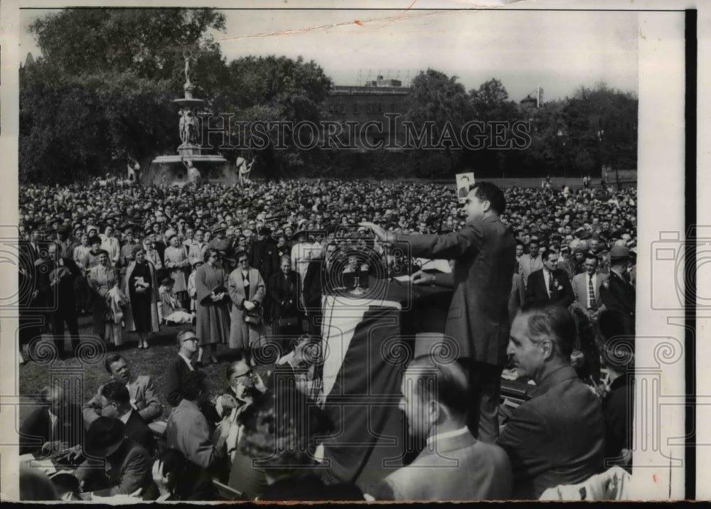 1956 Press Photo Vice President Nixon Addressing Hartford Conn at Bushnell Park
