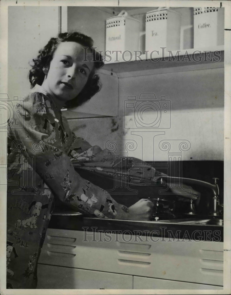 1942 Press Photo Woman Jean Vorrheis at Sink