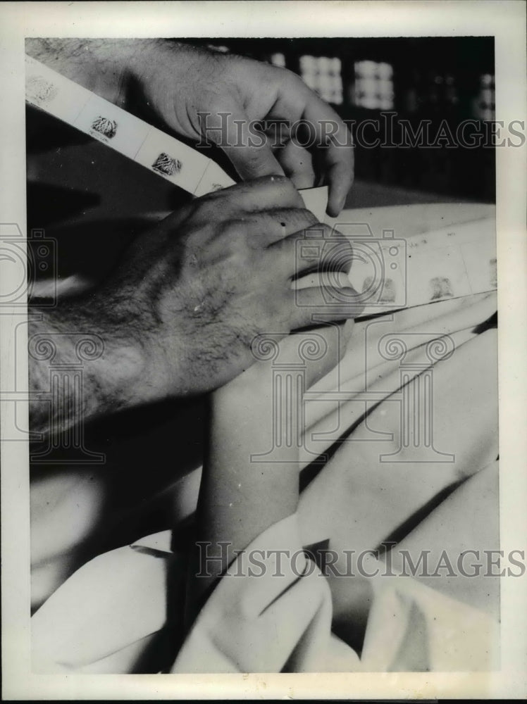 1937 Press Photo California Fingerprint Expert Makes Records - nee38151
