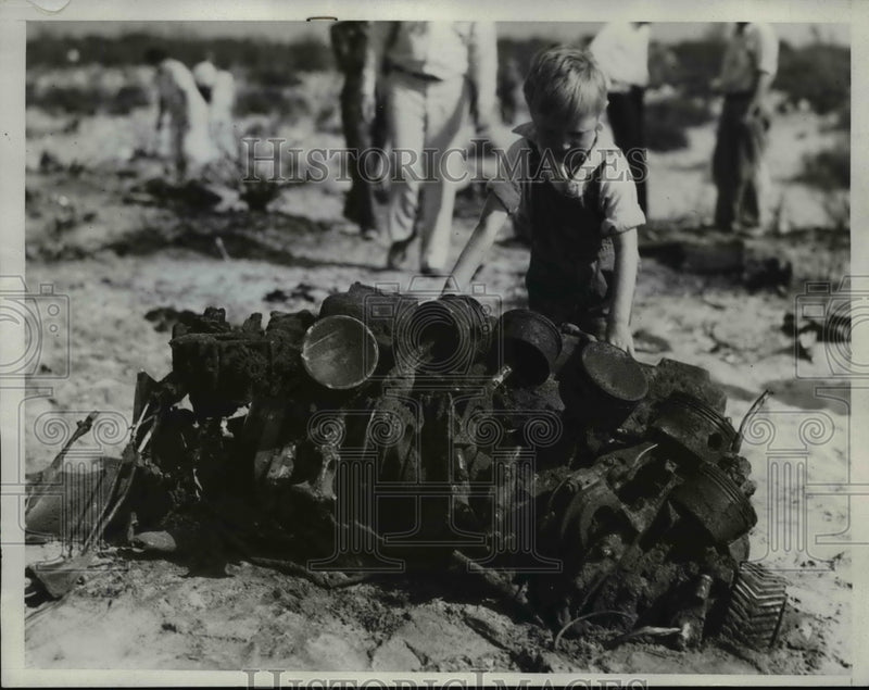 Load image into Gallery viewer, 1933 Press Photo Ray Gardner with Motor of Wrecked Army Bomber
