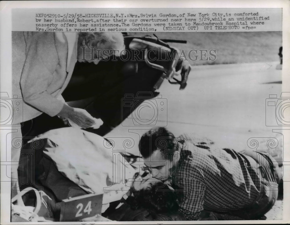 1958 Press Photo Mrs. Sylvia Gordon comforted by husband after car accident