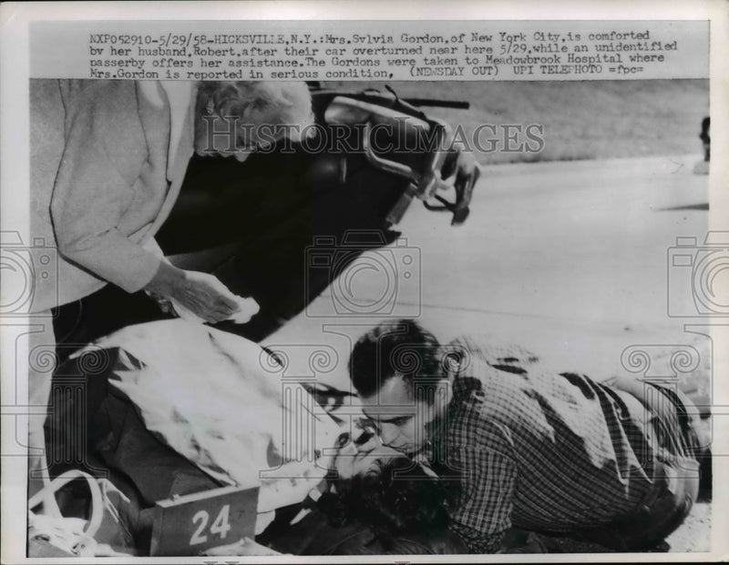 Load image into Gallery viewer, 1958 Press Photo Mrs. Sylvia Gordon comforted by husband after car accident
