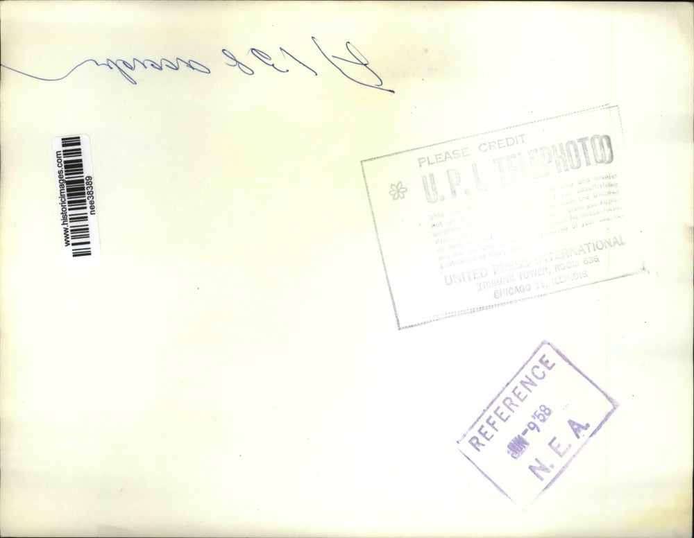 1958 Press Photo Mrs. Sylvia Gordon comforted by husband after car accident