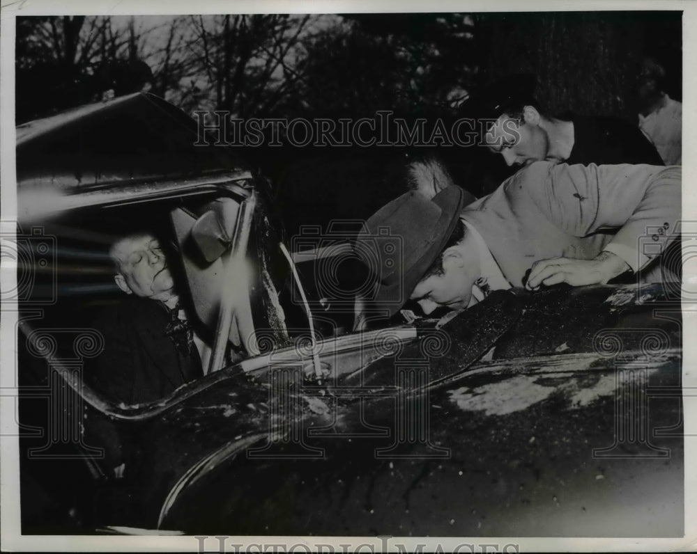 1947 Press Photo Police Work to Free Harold Duryea From Wrecked Car He is Stuck