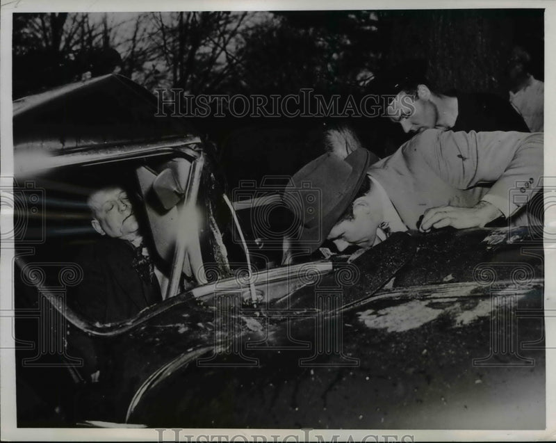 Load image into Gallery viewer, 1947 Press Photo Police Work to Free Harold Duryea From Wrecked Car He is Stuck
