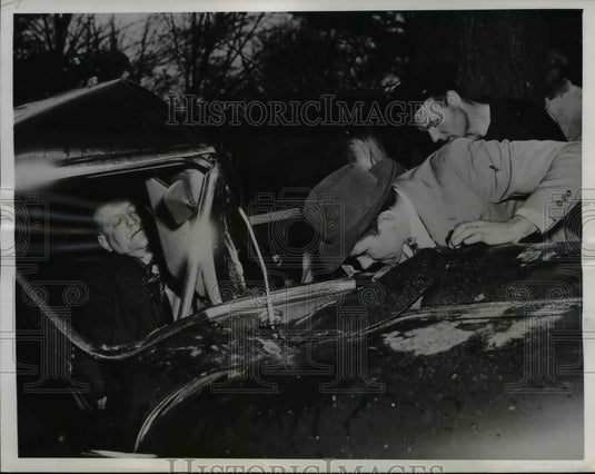 1947 Press Photo Police Work to Free Harold Duryea From Wrecked Car He is Stuck
