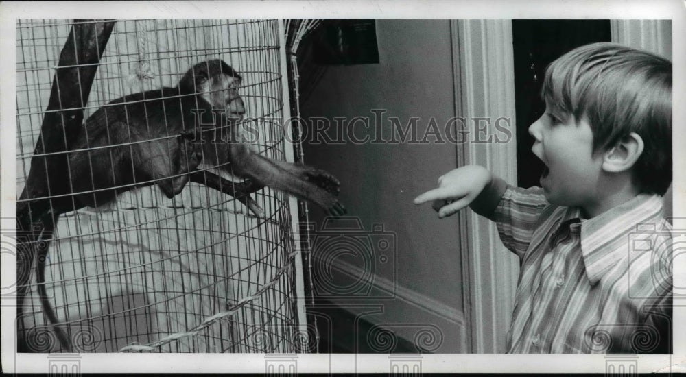 1972 Press Photo Patrick B. Post with Gigi a Jawa Monkey - nee38428