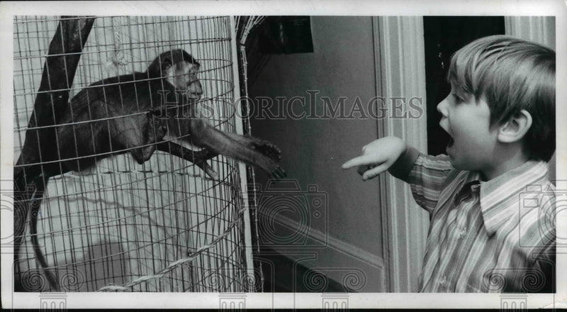 Load image into Gallery viewer, 1972 Press Photo Patrick B. Post with Gigi a Jawa Monkey - nee38428
