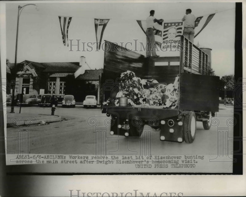 Load image into Gallery viewer, 1952 Press Photo The last bit of Eisenhower bunting across the main street
