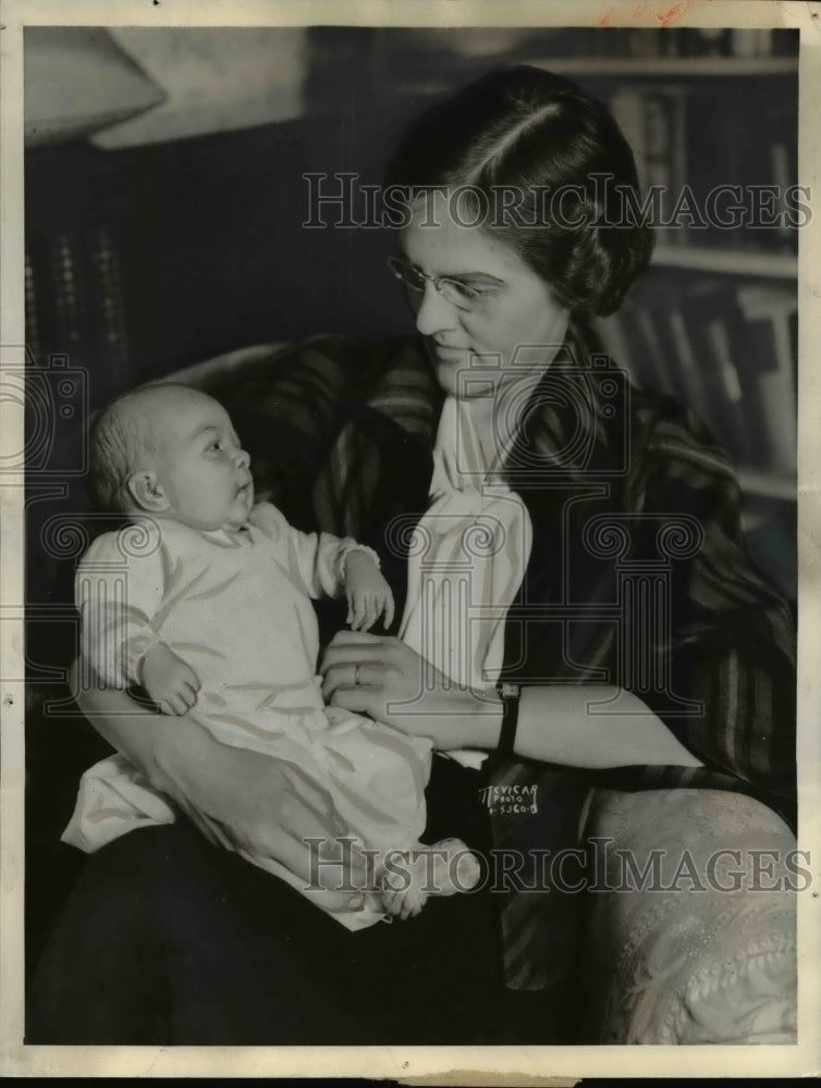 1936 Press Photo Mrs. Philip LaFollette shown with daughter Isabel Bacon