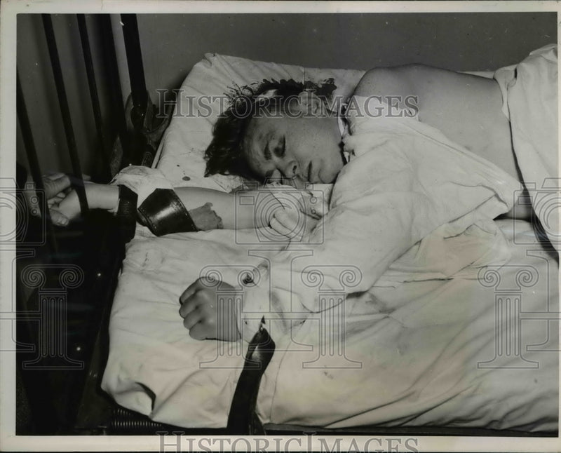 Load image into Gallery viewer, 1948 Press Photo Man in Prison Ward After Stealing a Truck in Cleveland
