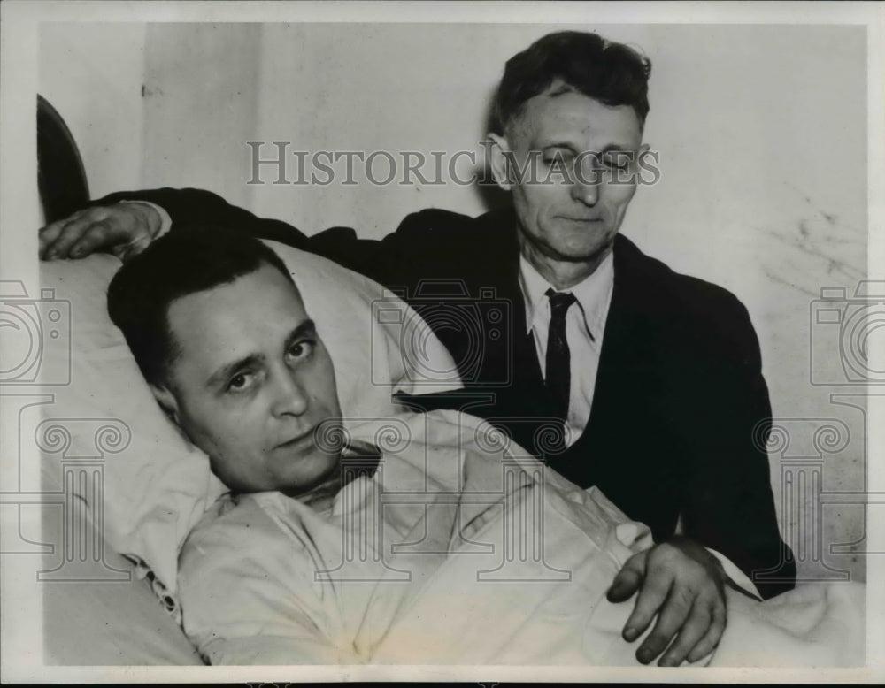 1939 Press Photo Charles Creighton at bedside of son Idris Creighton